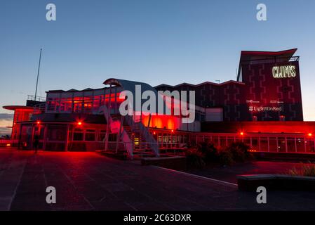 Westcliff on Sea, Southend, Essex, Großbritannien. Juli 2020. Als Teil einer nationalen Bewegung mit dem Titel ‘Light it in Red’ wurden verschiedene Veranstaltungsorte im Stadtteil Southend rot beleuchtet, um die Unterhaltungsindustrie zu unterstützen, die aufgrund der COVID-19 Coronavirus-Sperrzeit zu kämpfen hat. Die geschlossenen Spielstätten des Palace Theatre und des Cliffs Pavilion in der Westcliff Gegend des Southend Borough wurden beleuchtet. Ziel ist es, die Notwendigkeit finanzieller Unterstützung für die Industrie zu unterstreichen, um zu überleben. Cliffs Pavilion wurde 1964 eröffnet Stockfoto