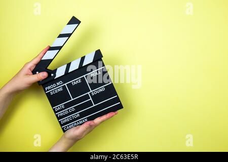 Filmklapper auf gelbem Hintergrund, Kinokonzept Stockfoto