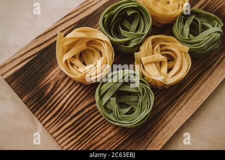 Italienische Weizen Pasta Tagliatelle, mit Spinat. Stockfoto
