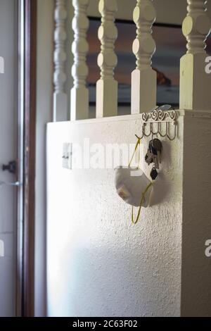 Autoschlüssel und Gesichtsmaske hängen während des Coronavirus-Ausbruchs an einem Schlüsselanhänger Stockfoto