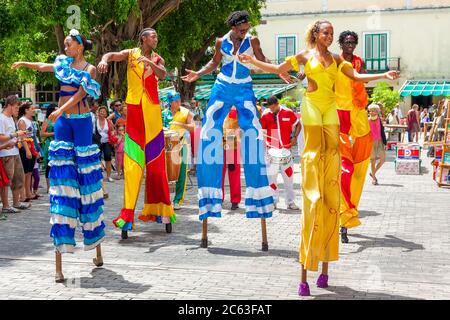 Kubanische Tänzer auf Stelzen bei einem Karneval in Alt-Havanna Stockfoto