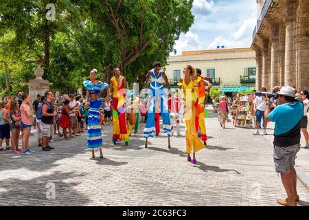 Kubanische Tänzer auf Stelzen bei einem Karneval in Alt-Havanna Stockfoto