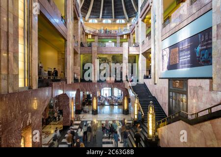 Besucher des Museums im Palacio de Bellas Artes in Mexiko-Stadt Stockfoto