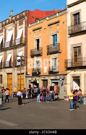 Menschen und bunte alte Gebäude neben dem Zocalo im historischen Zentrum von Mexiko-Stadt Stockfoto