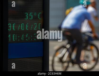 Bukarest, Rumänien - 30. Juni 2020: 35 Grad celsius (95 fahrenheit) ist die Temperatur, die ein digitales Thermometer an einem heißen Sommer auf einem stre anzeigt Stockfoto