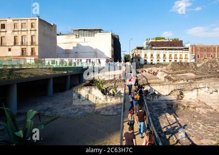 Besucher in den Ruinen des Templo Mayor, einer der wichtigsten Tempel der Azteken in ihrer Hauptstadt Tenochtitlan Stockfoto