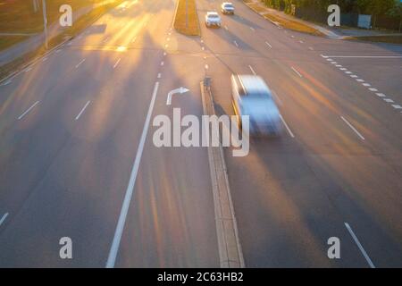 Blick auf Autos, die auf einer Straße zoomen Stockfoto