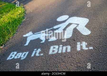 Bag it bin it bemalt Schild auf Fußpfad, ermutigend Hunde Besitzer, um nach ihrem Haustier aufzuräumen Stockfoto