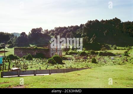 Ruinen der Kirche San Sebastian und Friedhof bei San Juan Chamula. Vintage-Film Bild - Anfang der 1990er Jahre Stockfoto