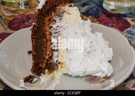 Hausgemachte Torte mit Dulce de Leche, Salz Karamell, Sahne, Schokolade und Bagues. Nahaufnahme. Selektive Fokussierung. Stockfoto