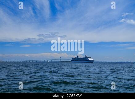 Kreuzfahrt über die Brücke unter Brilliant Sky Stockfoto