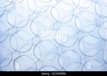 Der Film ist Luft sprudelnd. Die Nahaufnahme des Hintergrunds. Durchsichtige Polyethylenfolie mit großen runden Luftblasentaschen. Stockfoto