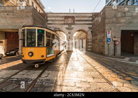Alte Straßenbahn in Archi di Porta Nuova, Alessandro Mansioni Straße in Mailand Stockfoto