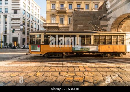 Alte Straßenbahn in Archi di Porta Nuova, Alessandro Mansioni Straße in Mailand Stockfoto