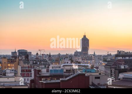 Skyline von Mailand mit torre Velasca bei Sonnenuntergang Stockfoto