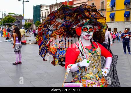 Mexikanische Frau trägt ein buntes Catrina Kostüm in Mexiko-Stadt Stockfoto