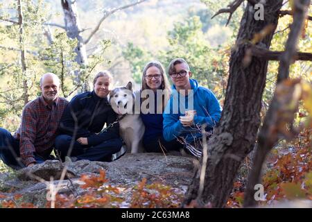 Familie genießt einen Porträtmoment in der Natur mit ihrer Hund Stockfoto