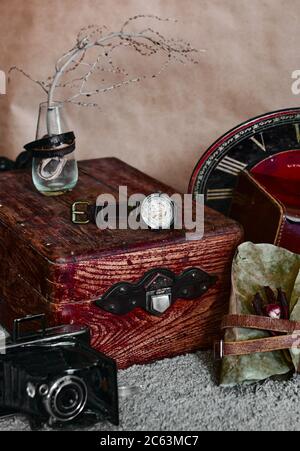 Vintage antike Antiquitäten Konzept Zusammensetzung mit Foto-Kamera und Uhr Halskette und Zubehör-Tools in der Nähe von roten Holz Schatzkiste. Trockenanlage Backgr Stockfoto