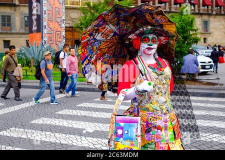 Mexikanische Frau trägt ein buntes Catrina Kostüm in Mexiko-Stadt Stockfoto