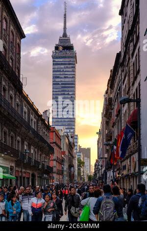 Stadtbild im historischen Zentrum von Mexiko City bei Sonnenuntergang mit Blick auf den Latinamerican Tower Wolkenkratzer Stockfoto