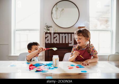 Bruder und Schwester haben Kunst und Handwerk Zeit zusammen Stockfoto