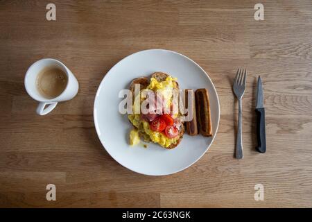 Vogelperspektive auf einen Frühstücksteller auf dem Tisch Stockfoto