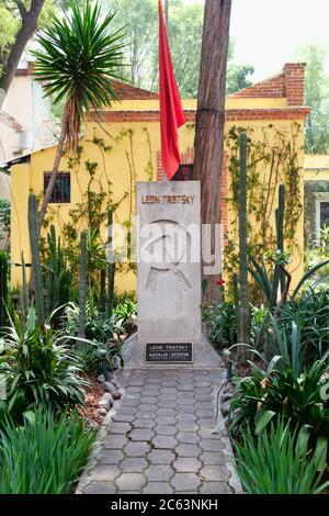 Das Grab Leo Trotzkis in seinem Haus in Coyoacan, Mexiko-Stadt Stockfoto