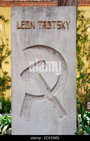 Das Grab Leo Trotzkis in seinem Haus in Coyoacan, Mexiko-Stadt Stockfoto