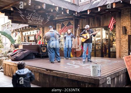 Eine Gruppe von Musikern spielt Hillbilly-Musik auf der Bühne im Ole Smoky Moonshine Einkaufszentrum in Gatlinburg, Tennessee, USA Stockfoto