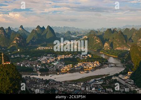 Landschaftlich schöner Blick auf Kalksteinberge oberhalb von Yangshuo Stockfoto