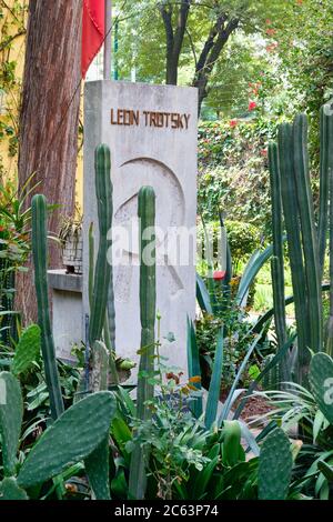 Das Grab Leo Trotzkis in seinem Haus in Coyoacan, Mexiko-Stadt Stockfoto