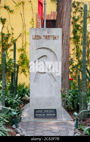 Das Grab Leo Trotzkis in seinem Haus in Coyoacan, Mexiko-Stadt Stockfoto