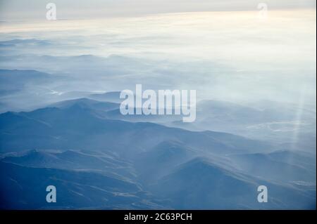 Spektakuläre Drohne Blick auf Hochland und erstaunliche Himmel in nebligen Morgen Stockfoto