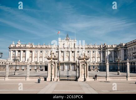 Majestätische Landschaft des Gebäudes der königlichen Residenz mit geräumigen Platz in Madrid während sonnigen Tag Stockfoto