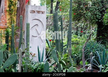 Das Grab Leo Trotzkis in seinem Haus in Coyoacan, Mexiko-Stadt Stockfoto