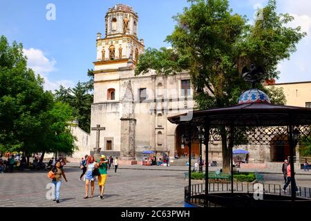 Kolonialkirche im historischen Viertel Coyoacan in Mexiko-Stadt Stockfoto