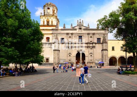Kolonialkirche im historischen Viertel Coyoacan in Mexiko-Stadt Stockfoto