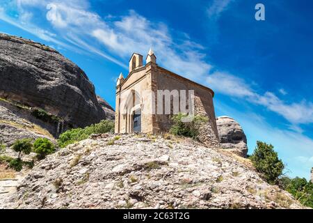 Kleine Kirche in Santa Maria de Montserrat Abtei in Monistrol, an einem schönen Sommertag, Katalonien, Spanien Stockfoto