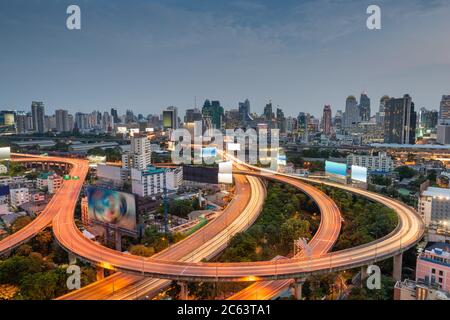 Bangkok, Thailand Stadtbild bei Dämmerung mit Autobahnen Stockfoto