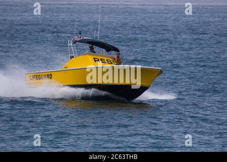 Rettungsschwimmerboot und Crew patrouillieren die Gewässer vor Newport Beach, Kalifornien, USA Stockfoto