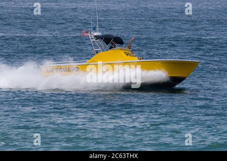 Rettungsschwimmerboot und Crew patrouillieren die Gewässer vor Newport Beach, Kalifornien, USA Stockfoto