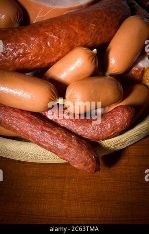 Satz verschiedener Würstchen in einem Holzteller Stockfoto