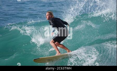 Teenager-Surfer auf einer Welle Stockfoto