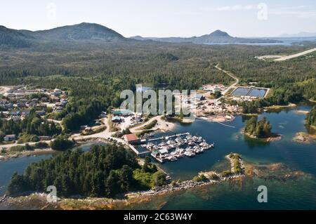 Eine Luftaufnahme der Heiltsuk First Nation Gemeinschaft von Bella Bella, im Great Bear Regenwald, Zentralküste, British Columbia, Kanada. Stockfoto