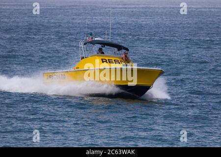 Rettungsschwimmerboot und Crew patrouillieren die Gewässer vor Newport Beach, Kalifornien, USA Stockfoto