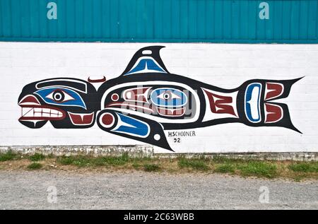 Ein Nuxalk First Nation indigenes Wandbild eines Buckelwals im Great Bear Rainforest, Bella Coola, British Columbia, Kanada. Stockfoto