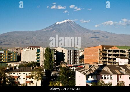 Der Berg Ararat, oder Agri Dagi, eine schneebedeckte ruhenden Vulkanmassiv thront über der Stadt Dogubeyazit in der östlichen Anatolien, Türkei. Stockfoto