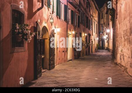 Via Degli Angeli bei Nacht - eine der schönen Straßen in der Altstadt von Lucca, Toskana, Italien. Stockfoto