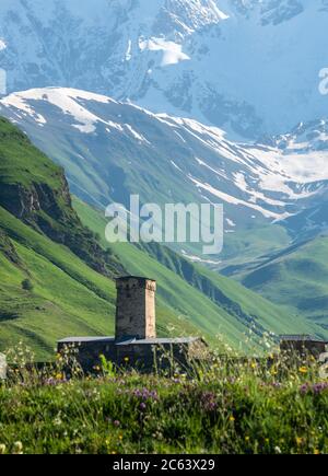 Lamaria Kirche und Mt Shkhara in Ushguli, Svanetia, Georgien. Stockfoto