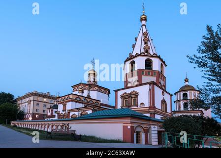 Russland, Irkutsk - 30. Juni 2020: Die Kathedrale der Erscheinung des Herrn. Orthodoxe Kirche, katholische Kirche in Sonnenuntergang mit Pflastersteinen Stockfoto